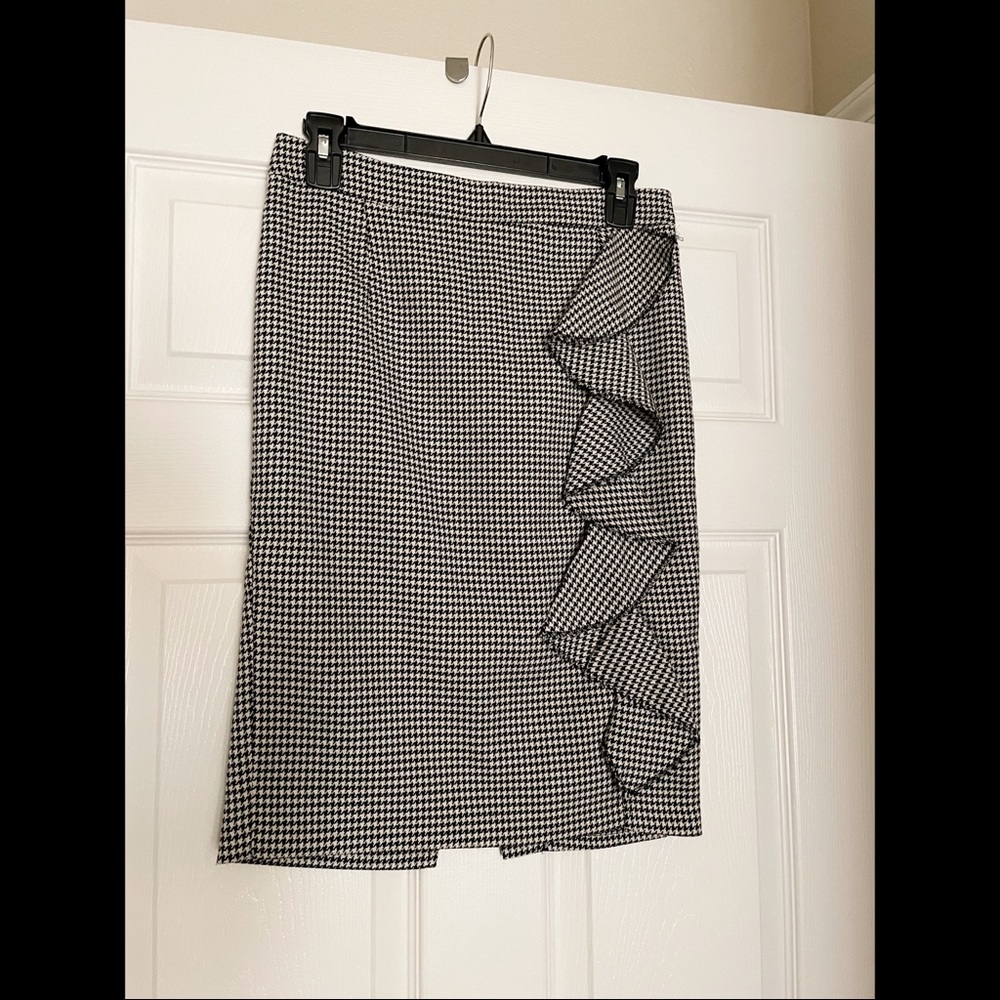 Charlotte Russe Black & White Houndstooth Ruffle Pencil Skirt Size Medium
